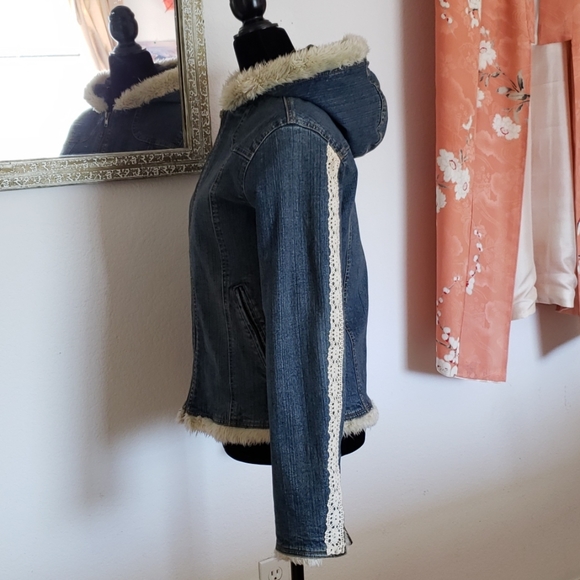 Faux sherpa trimmed denim jacket w/ hood size M - Picture 3 of 8